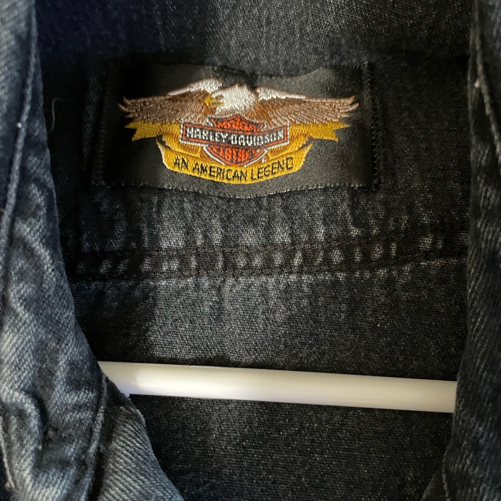 Harley-Davidson vintage long sleeve shirt from 1997. Has 2 pockets & snap front
